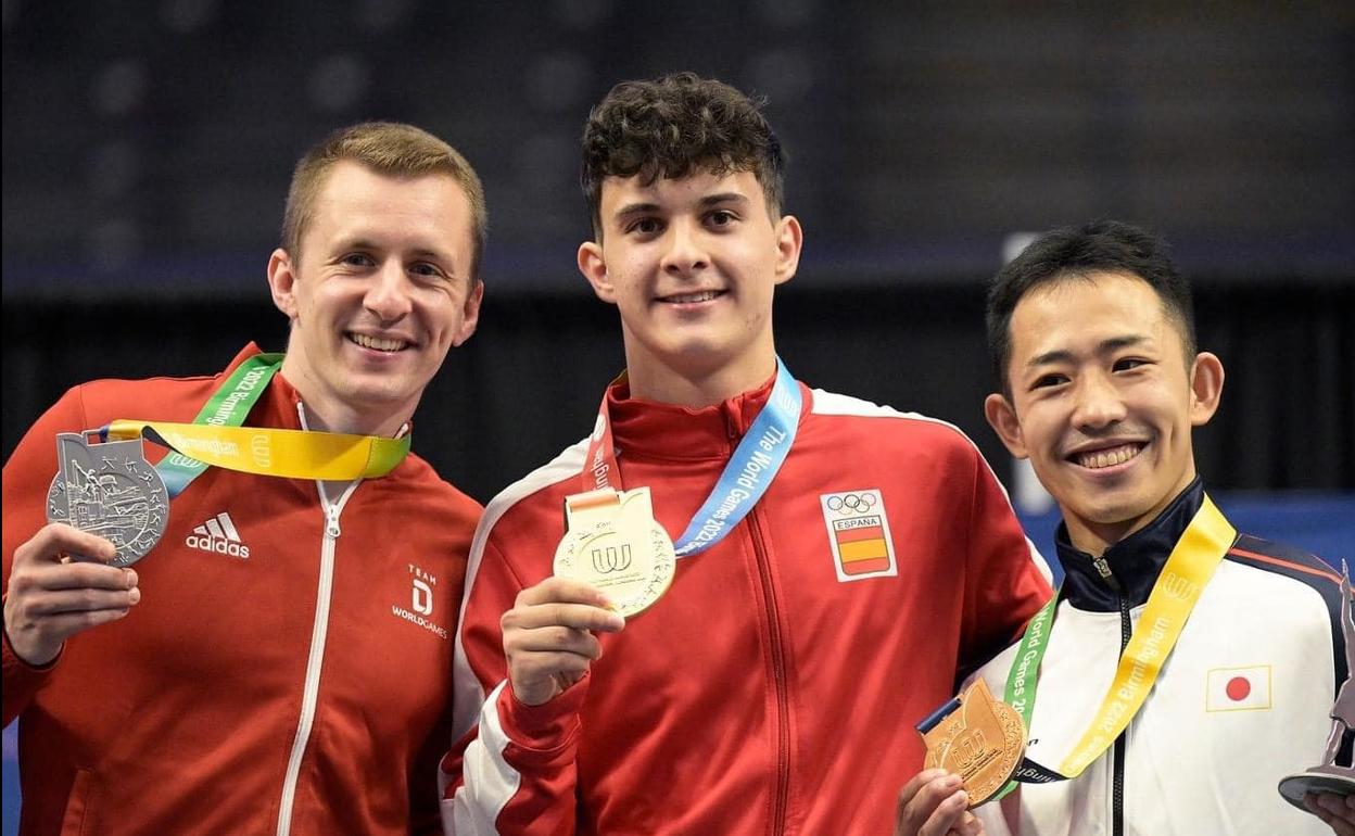 David Franco muestra orgulloso la medalla de oro. 