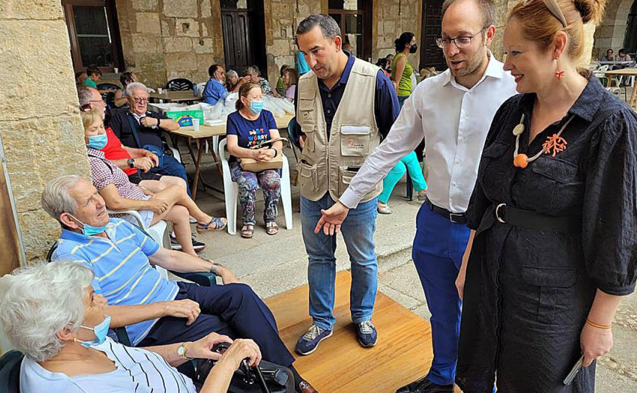 Ocho agrupaciones de Protección Civil, implicadas en el avituallamiento de los agentes en los fuegos de Salamanca