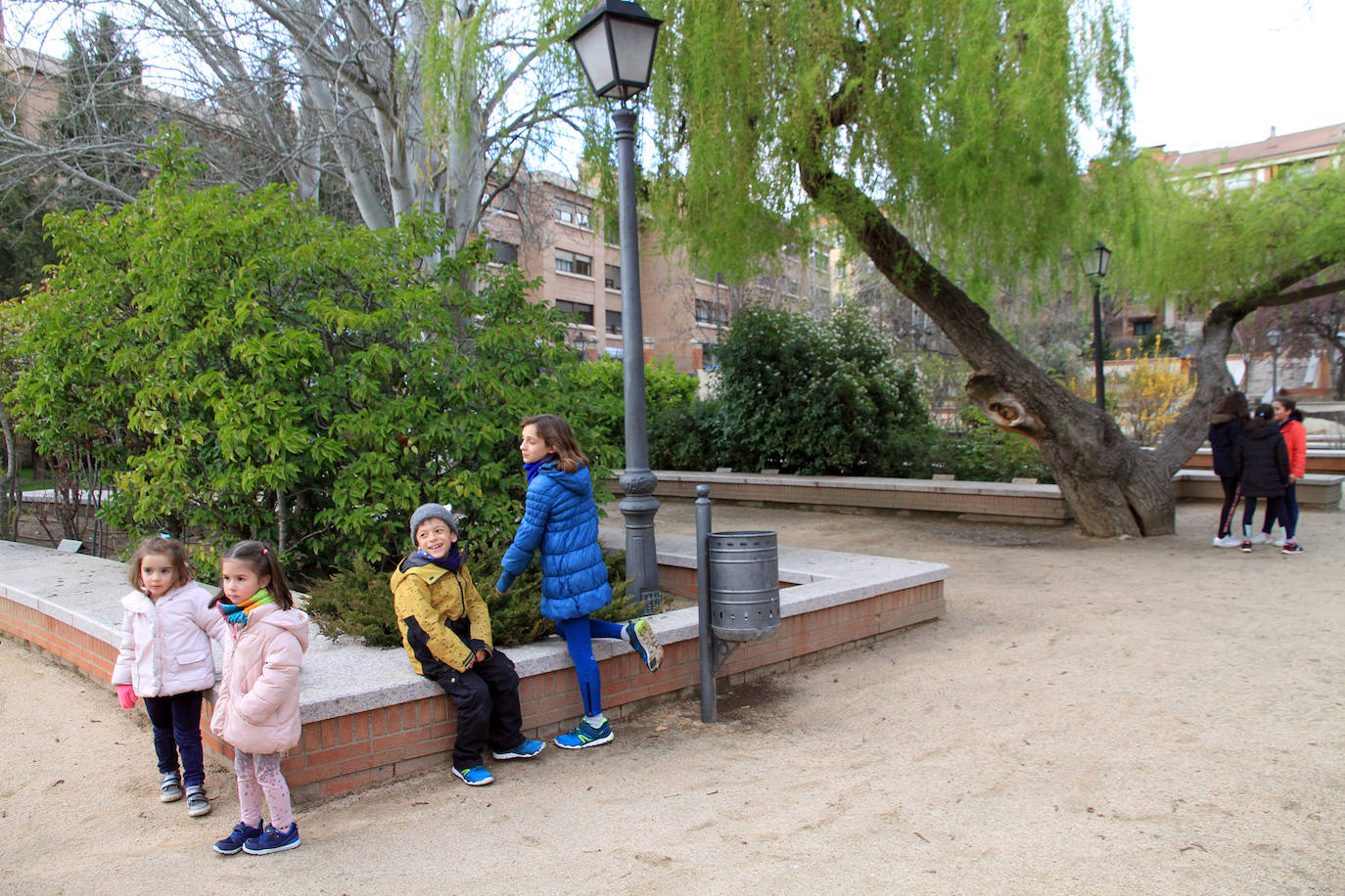 Un grupo de niños pasan una tarde de primavera en el Jardín Botánico de Segovia.