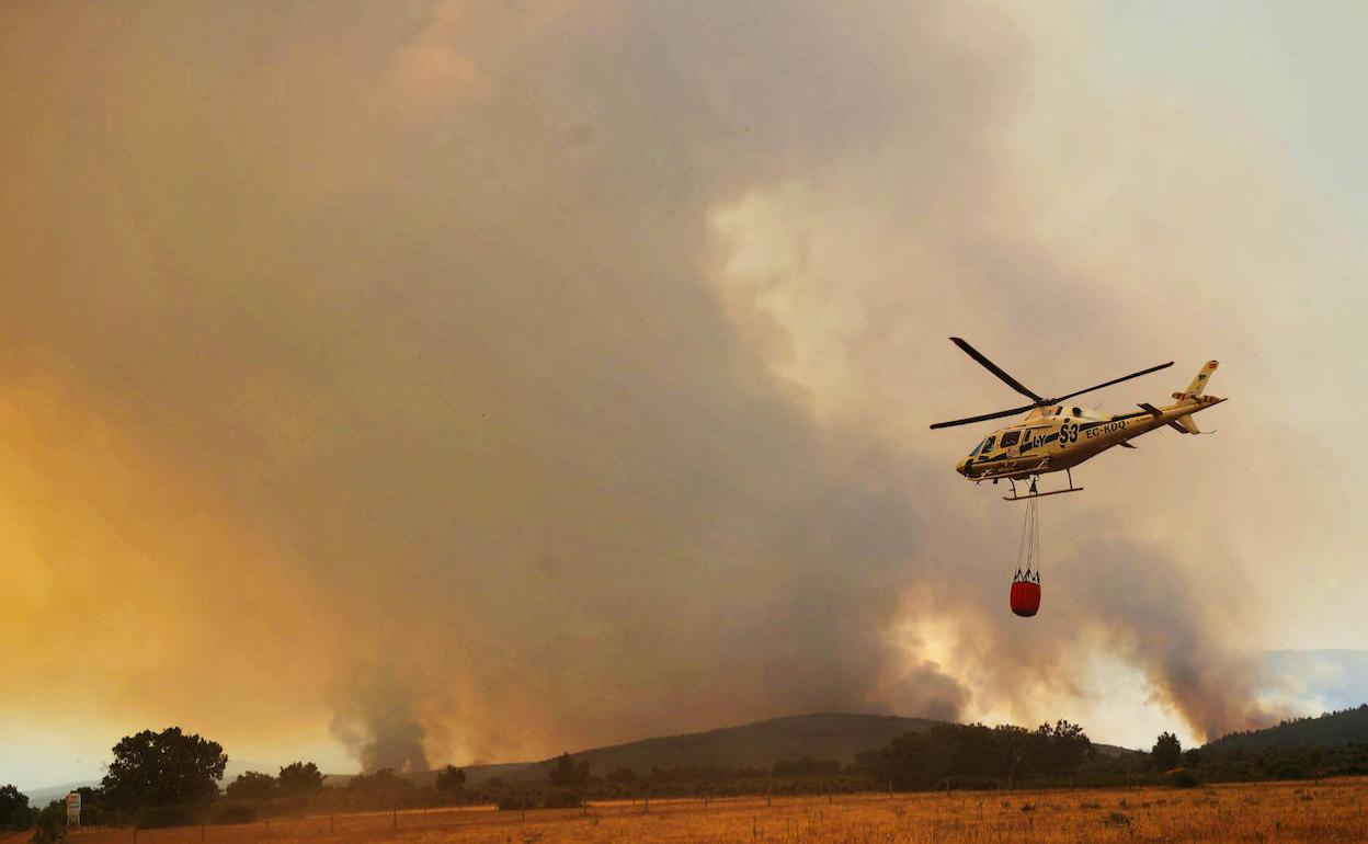 Los medios aéreos vuelven a trabajar en el incendio de Monsagro