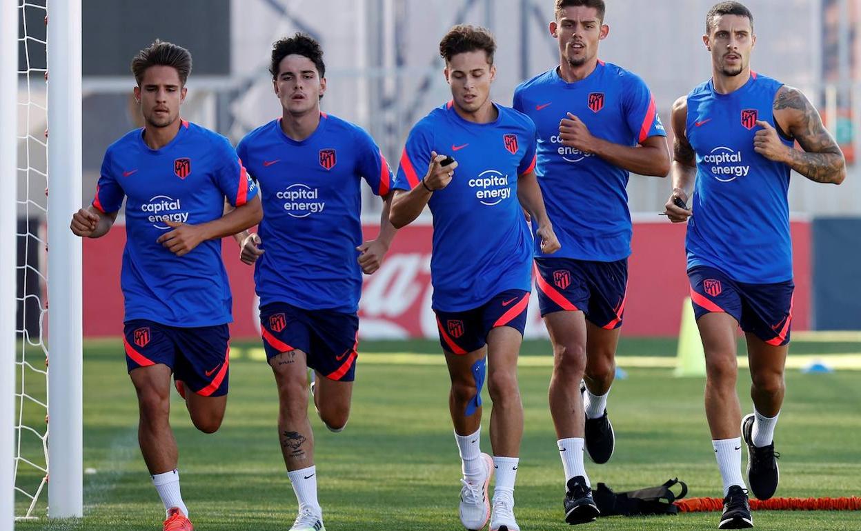 Rodrigo Riquelme, en el centro, durante un entrenamiento con el Atlético de Madrid. 