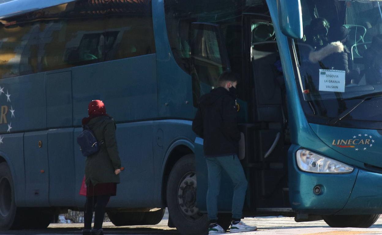 Viajeros se montan en un autobús de una línea metropolitana en Segovia. 