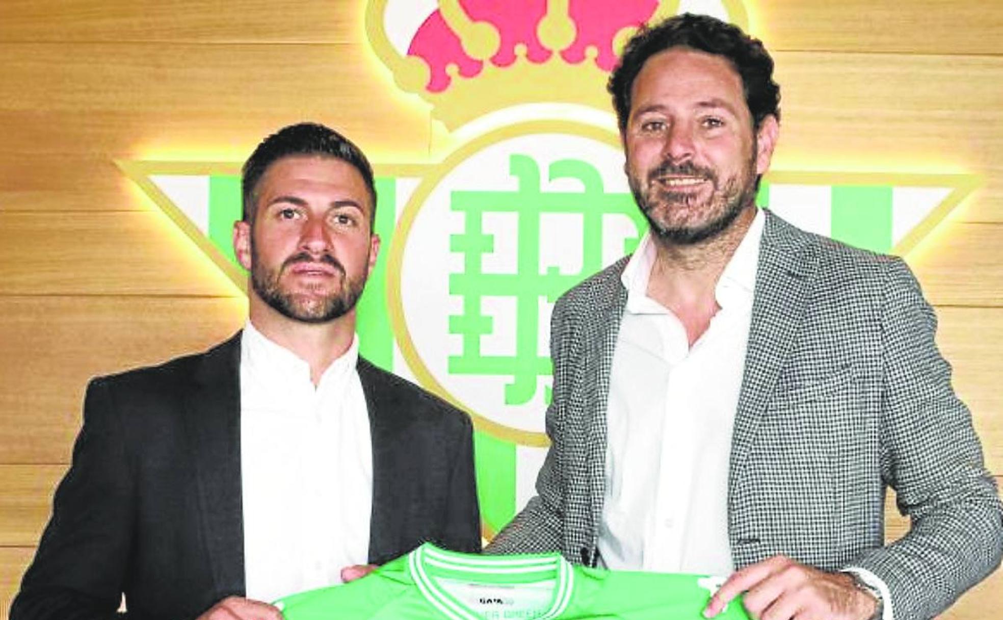 Rubén Cornejo (i), durante su presentación como nuevo director deportivo del Betis. 