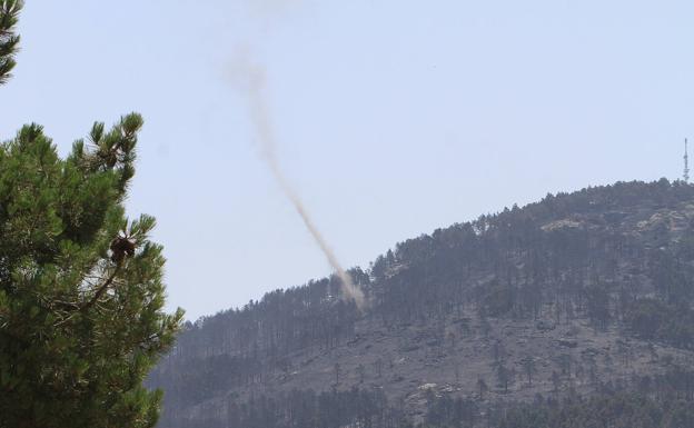 «Noche tranquila» en la lucha contra los focos humeantes del incendio de Navafría