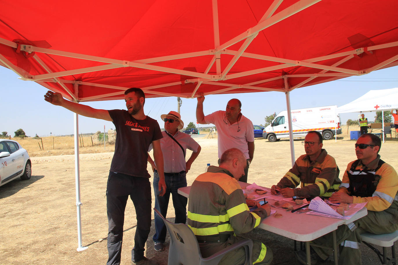 Terreno de pinar en el piedemonte de la sierra calcinado por el fuego declarado el pasado viernes en Navafría. 