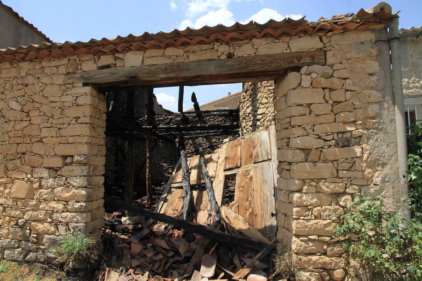 Terreno arrasado por las llamas que llegaron a entrar en el núcleo de Torre Val y destruir dos pajares y una casa. 