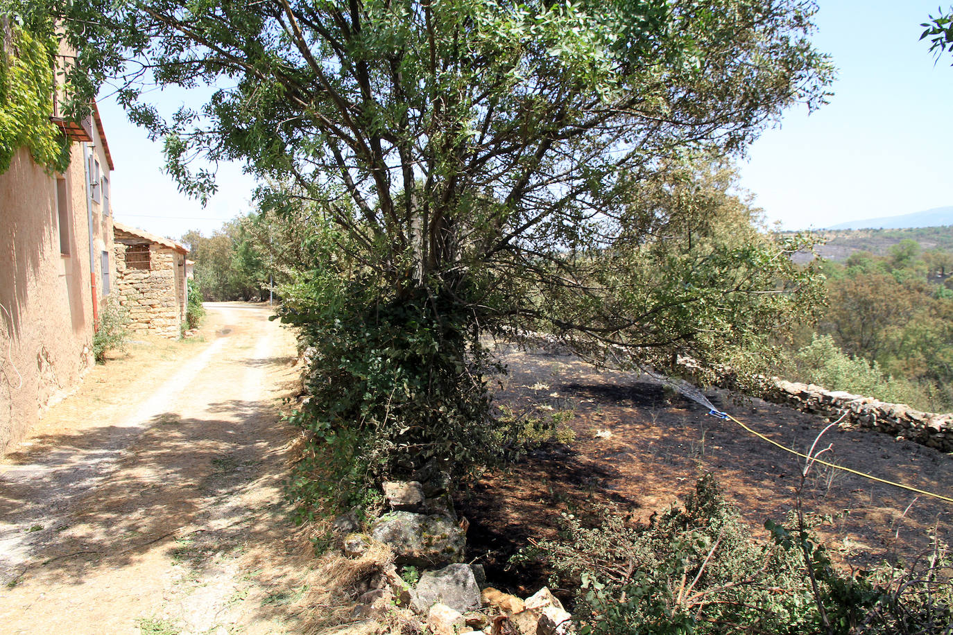 Terreno arrasado por las llamas que llegaron a entrar en el núcleo de Torre Val y destruir dos pajares y una casa. 