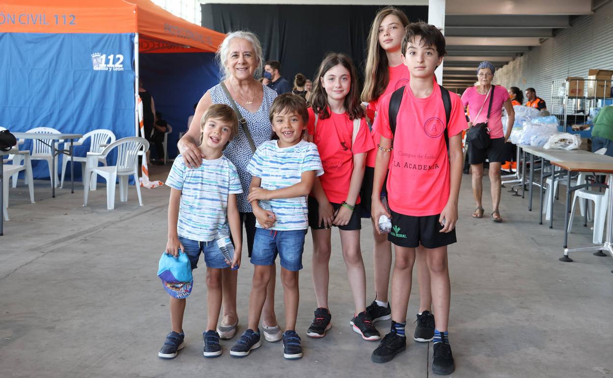 Pilar Álvarez junto a sus nietos César, Martin, Alejandro, Julia, y una amiga de la familia, Valeria.