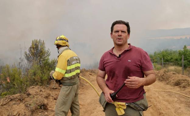 El alcalde de Tábara, Antonio Juárez, vigila el perímetro del incendio en la zona del barrio de San Lorenzo, en Tábara. 