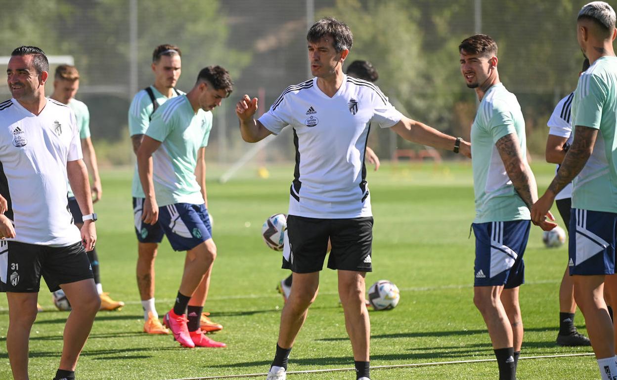 Pacheta se dirige a los jugadores del Real Valladolid durante una sesión de la pretemporada. 