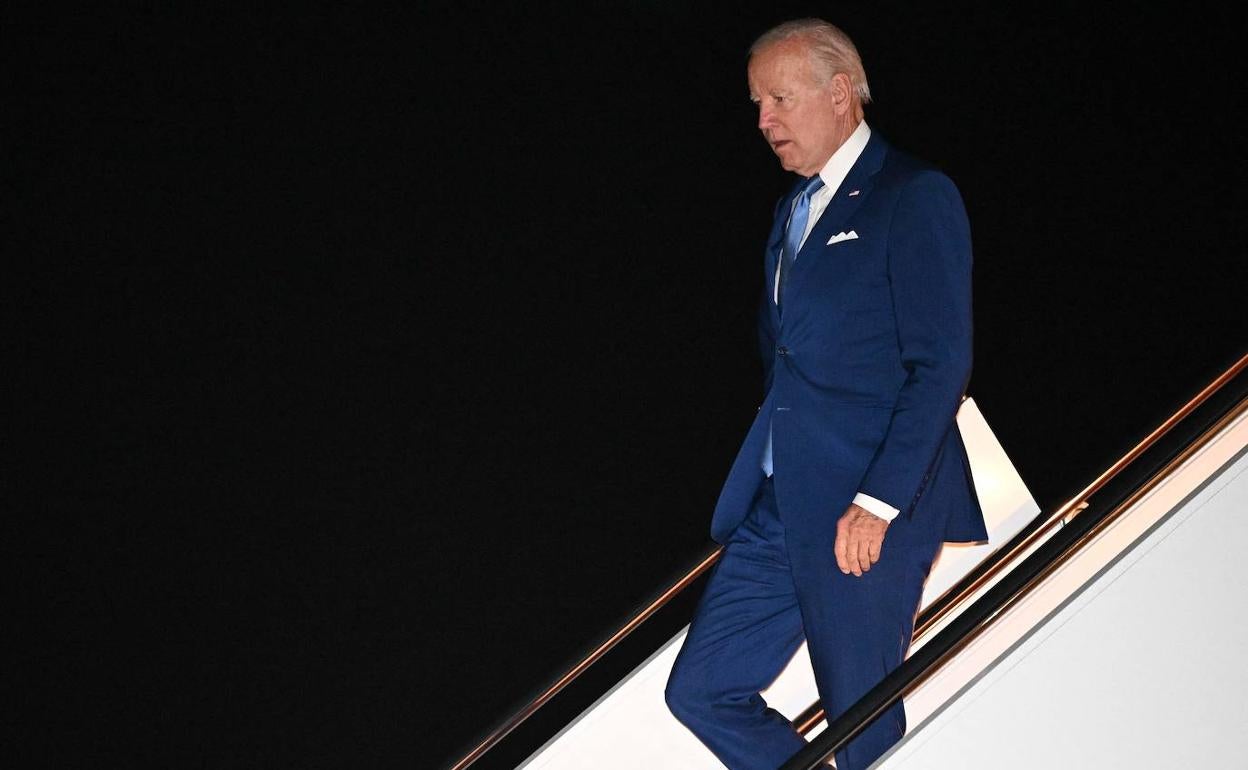 Joe Biden baja del avión presidencial tras su gira por Oriente Próximo. 