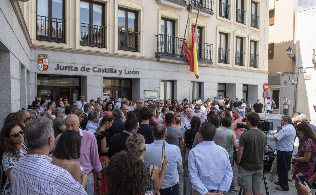 Concentración por las víctimas en los incendios de la comunidad. 