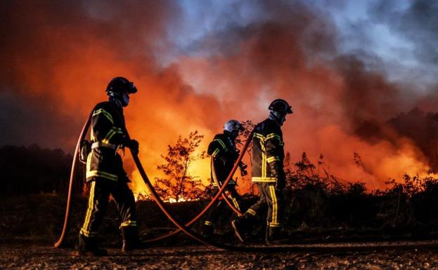 La ola de calor paraliza el transporte y fuerza evacuaciones masivas en Europa