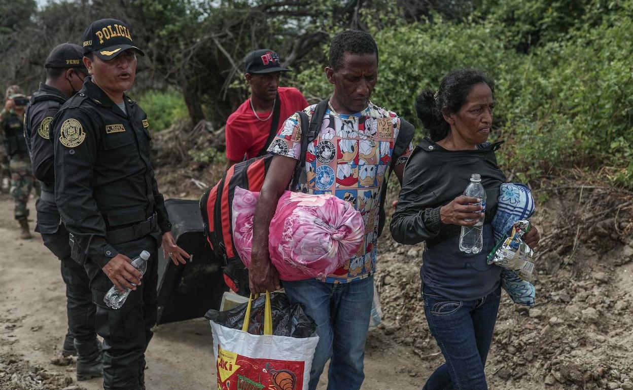 Migrantes venezolanos que intentan cruzar la frontera de Perú.