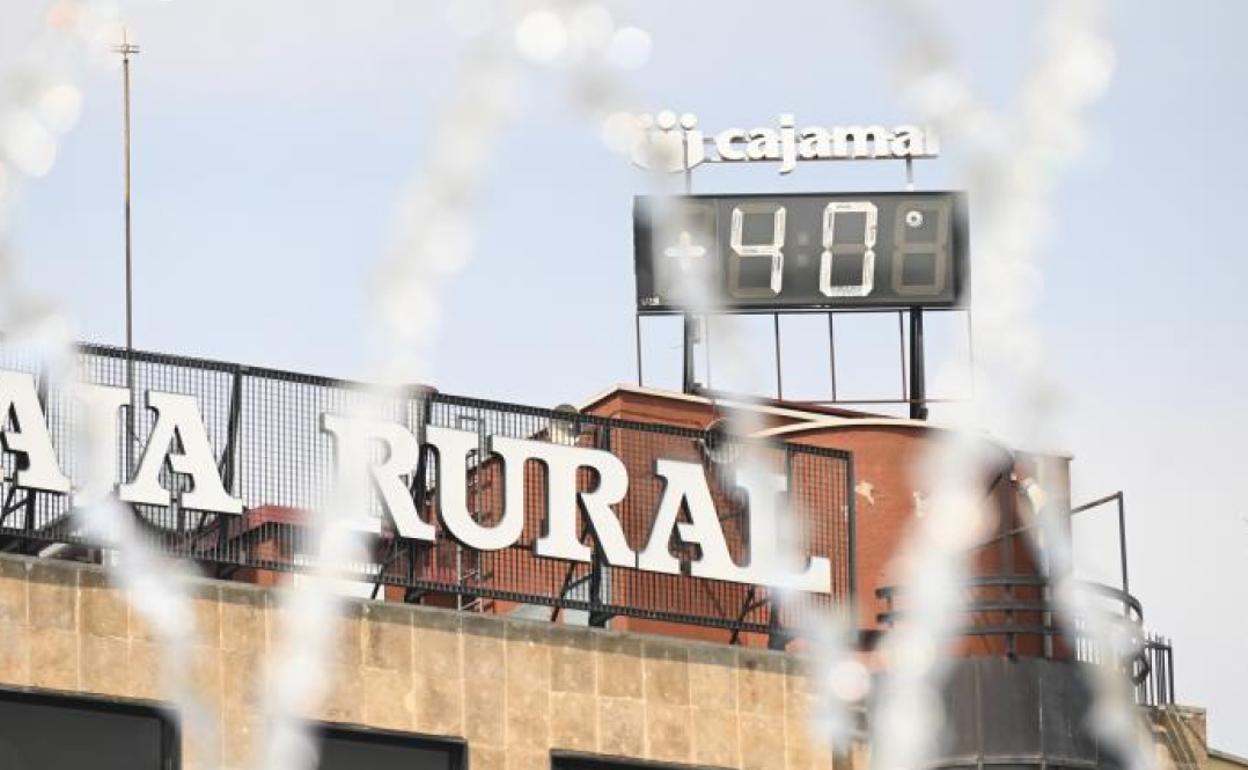 El termómetro de la plaza de Zorrilla marca cuarenta grados en plena ola de calor.