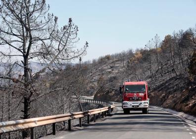 Imagen secundaria 1 - Los bomberos acuden al punto del incendio.