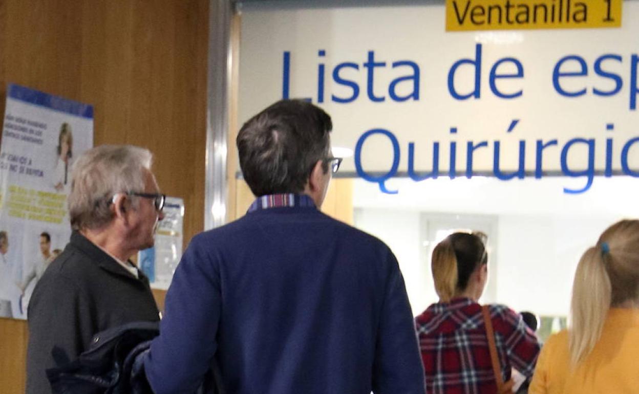 Ventanilla de atención de listas de esoera para operarse en el Hospital General de Segovia. 