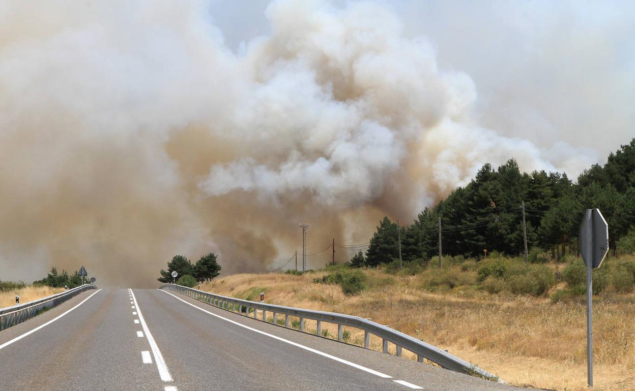 Nacional N-110 cortada por el fuego en pasado viernes.