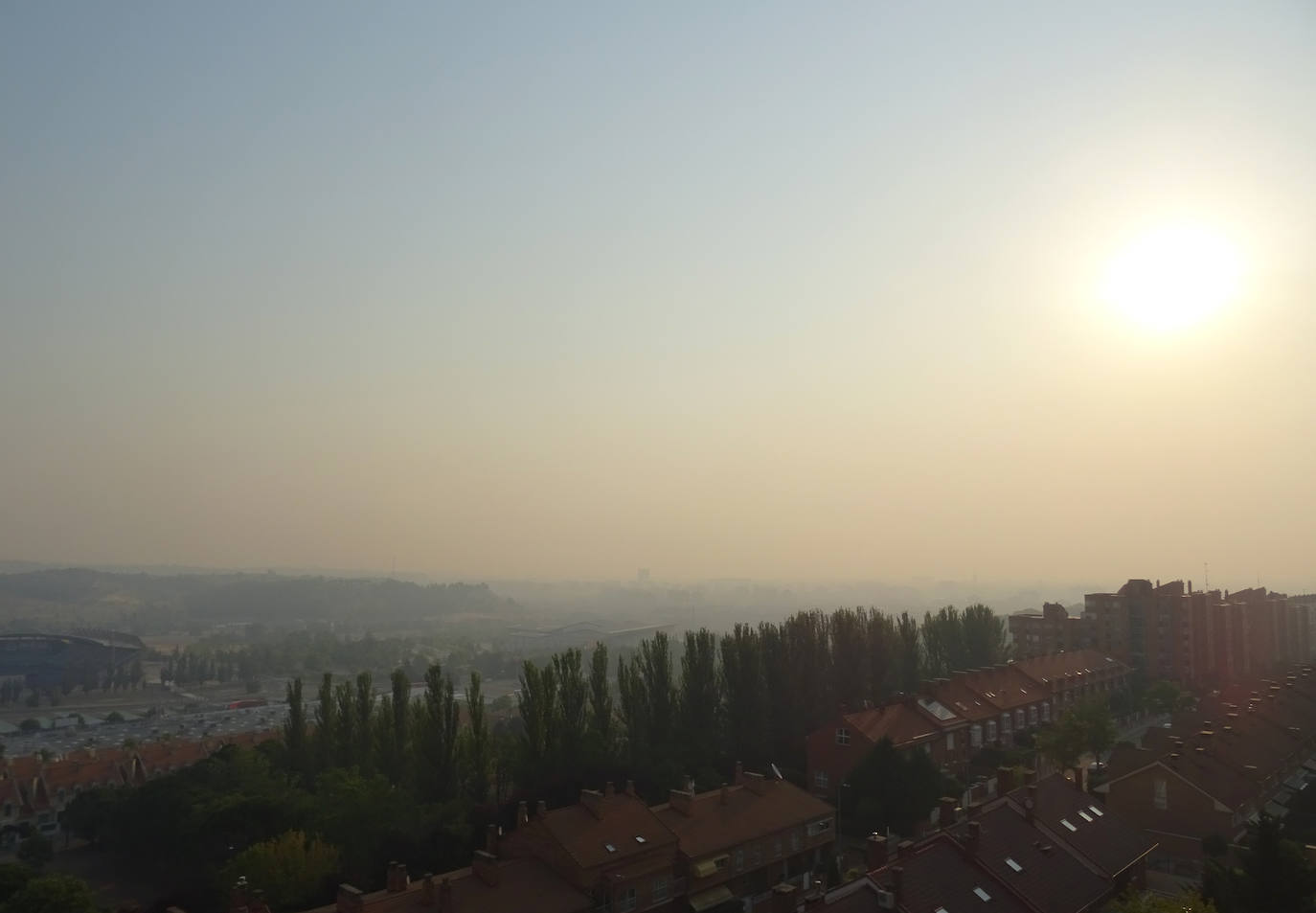 Fotos: El humo de los incendios de Zamora, Ávila y León llega hasta Valladolid capital