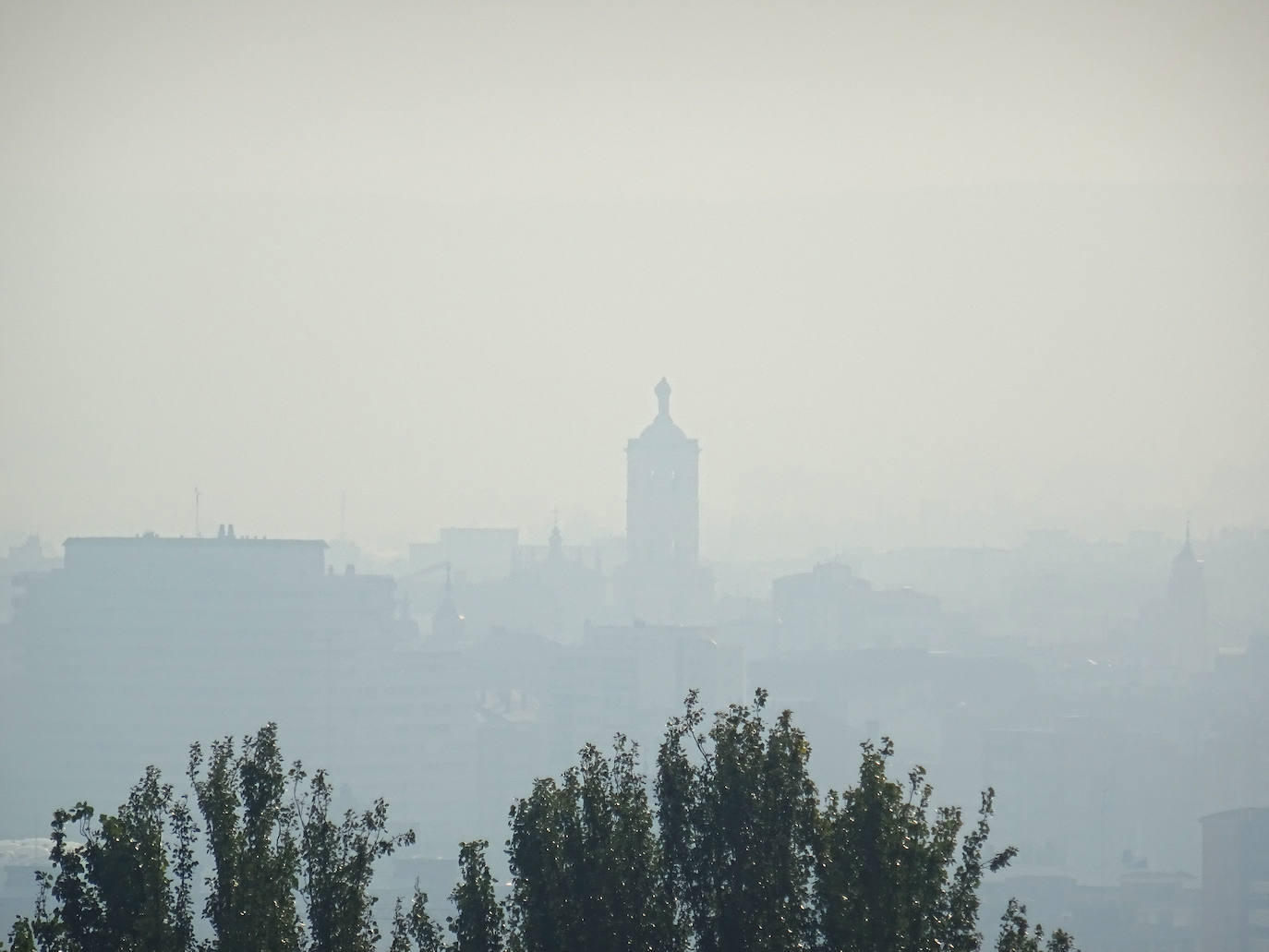 Fotos: El humo de los incendios de Zamora, Ávila y León llega hasta Valladolid capital