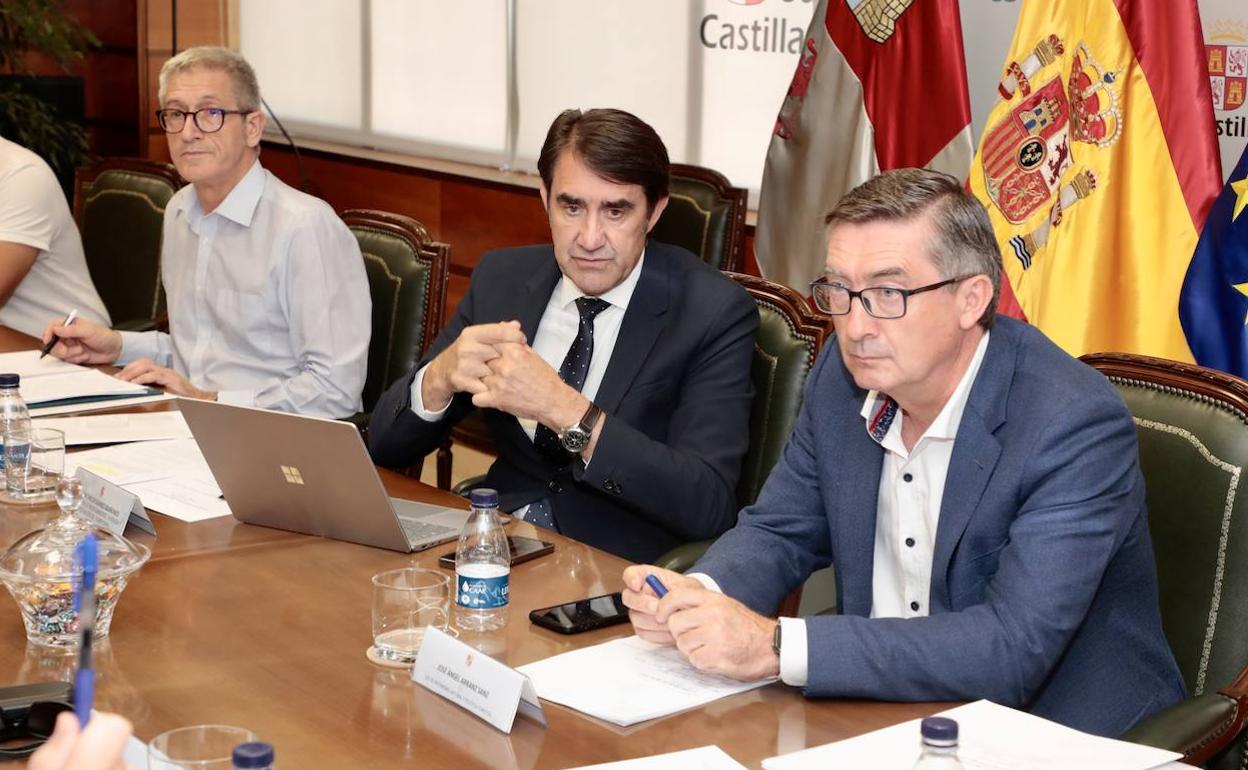 El consejero Juan Carlos Suárez-Quiñones y José Ángel Arranz, director de Patrimonio Natural y Política Forestal, en la reunión con miembros de CC OO, UGT y la patronal CEOE.