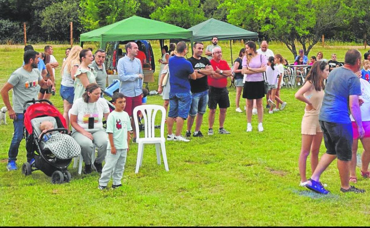 Las familias participantes disfrutan de la zona de acampada.