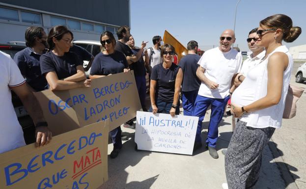 Trabajadores de la planta de TI Fluid Systems en Palencia concentrados este martes en las instalaciones de la empresa.