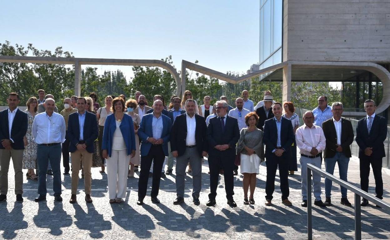 El consejero de la Presidencia (quinto por la izquierda), junto a la presidenta de la Federación Regional de Municipios y Provincias y el resto de los asistentes a la reunión de la Comisión de Gobierno de la FRMP. 