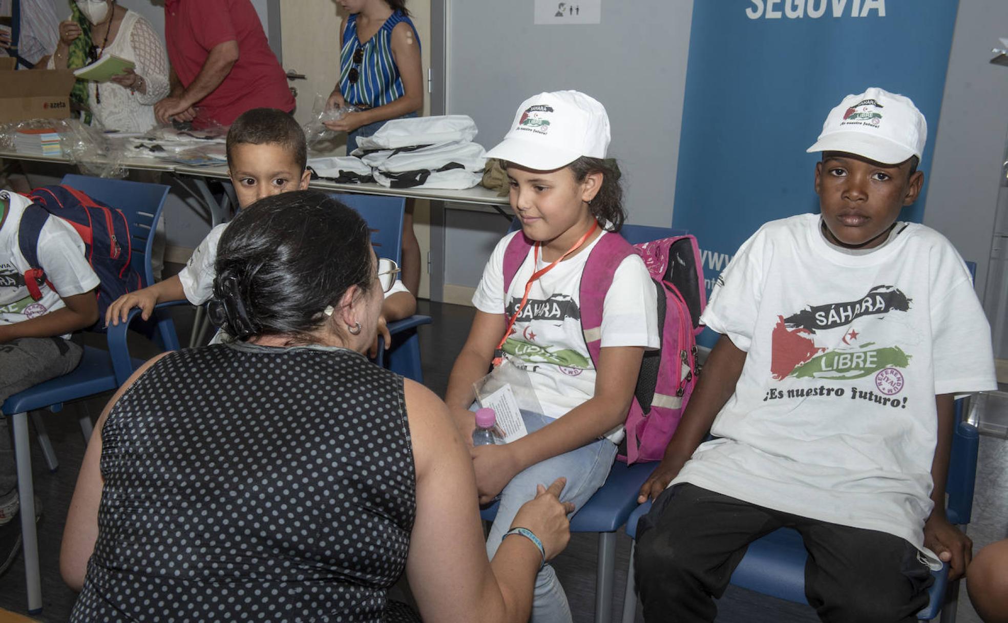 Acogida a los niños saharauis recién llegados a Segovia este viernes. 