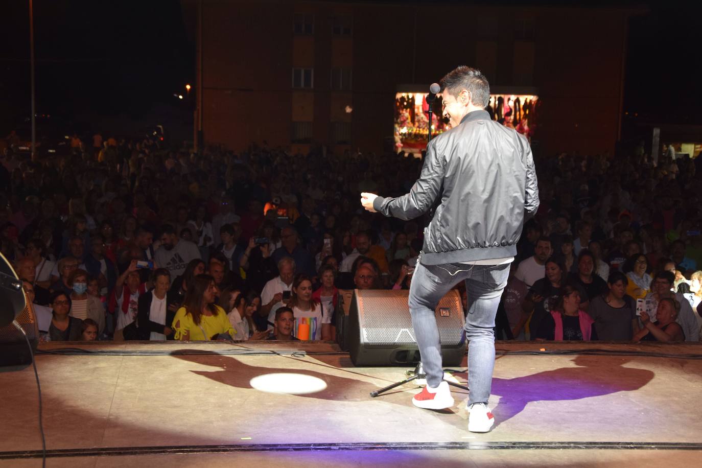 Fotos: David Civera encandila a su público en Santibáñez de la Peña