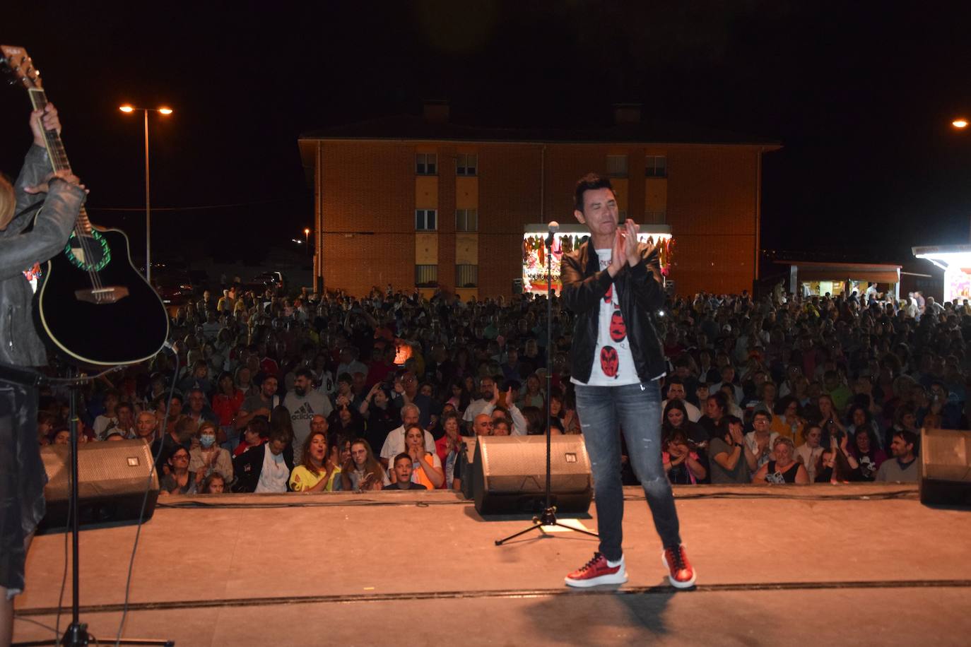 Fotos: David Civera encandila a su público en Santibáñez de la Peña
