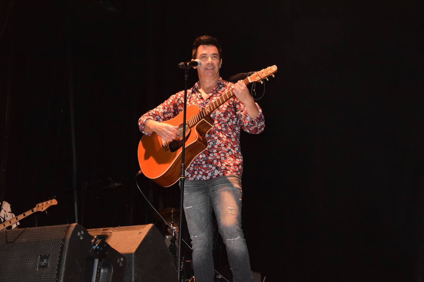 Fotos: David Civera encandila a su público en Santibáñez de la Peña
