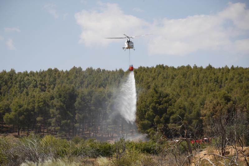 Un helicóptero trabaja para sofocar el incendio a las afueras de Moros (Zaragoza),