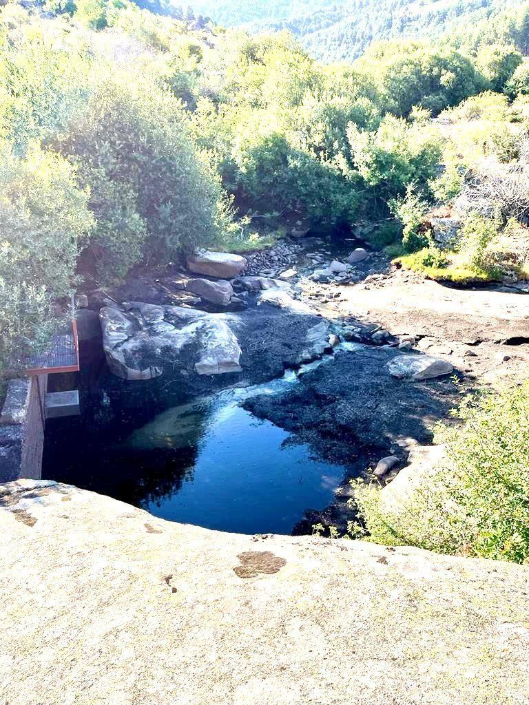 Bajo nivel de agua en el azud de La Becea, en Ortigosa, ayer.