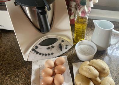 Imagen secundaria 1 - Un momento de la elaboración y los ingredientes necesarios. 