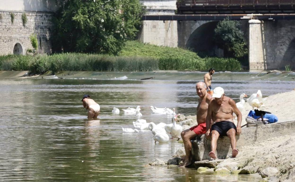 Gente bañándose en la Playa de Moreras. 