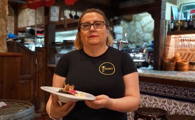 María Barrios, encargada de Los Zagales muestra el arroz negro con carabineros 