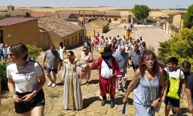 Vecinos, turistas y participantes en la representación teatral. 