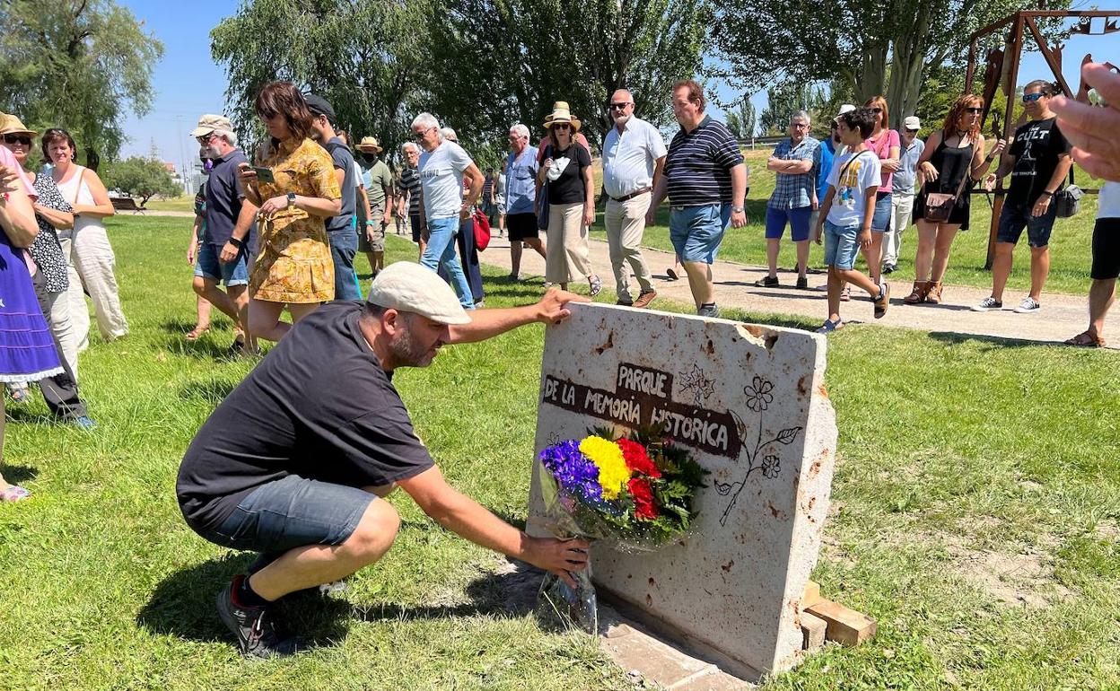 Decenas de personas han participado en el acto de homenaje. 