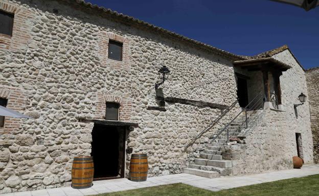 Imagen principal - Casa noble convertida en bodega. Debajo, iglesia de San Pelayo, de estilo gótico y blasón con las armas de los Borbones.