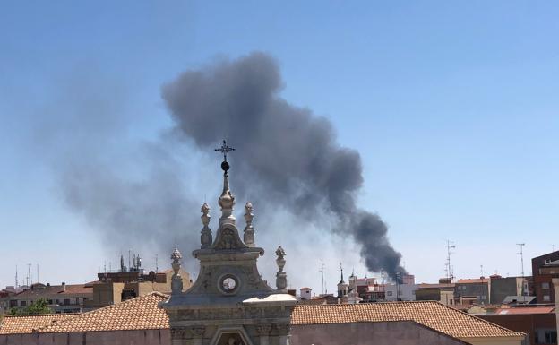 El humo del incendio del vertedero ilegal de Juana Jugan de Valladolid, visto desde la Plaza de la Universidad. 