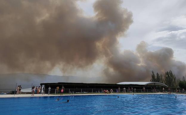 Se agrava en Ávila el fuego de San Juan de la Nava, donde existe riesgo para la población