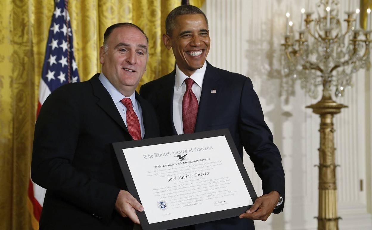 El chef José Andrés, que ha aportado comida para el operativo antiincendios de Castuilla y León esta semana, en un acto de hace unos meses en el que recibe un reconocimiento de mano de Barack Obama en la Casa Blanca.