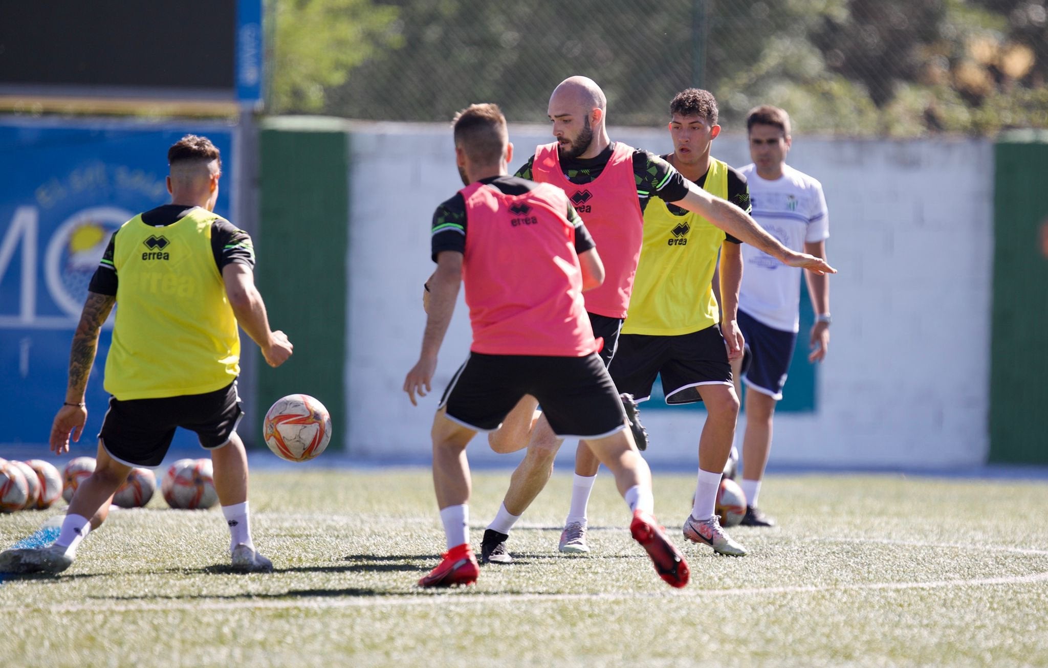 Imagen secundaria 2 - Renovados, fichajes y una acción del primer entrenamiento. 