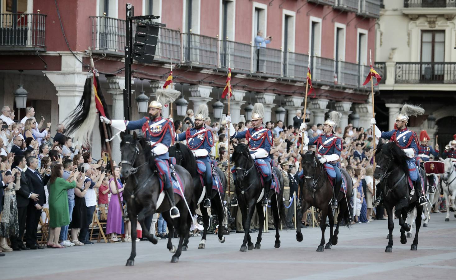 Fotos: Parada militar en honor a Santiago Apóstol en la Plaza Mayor de Valladolid