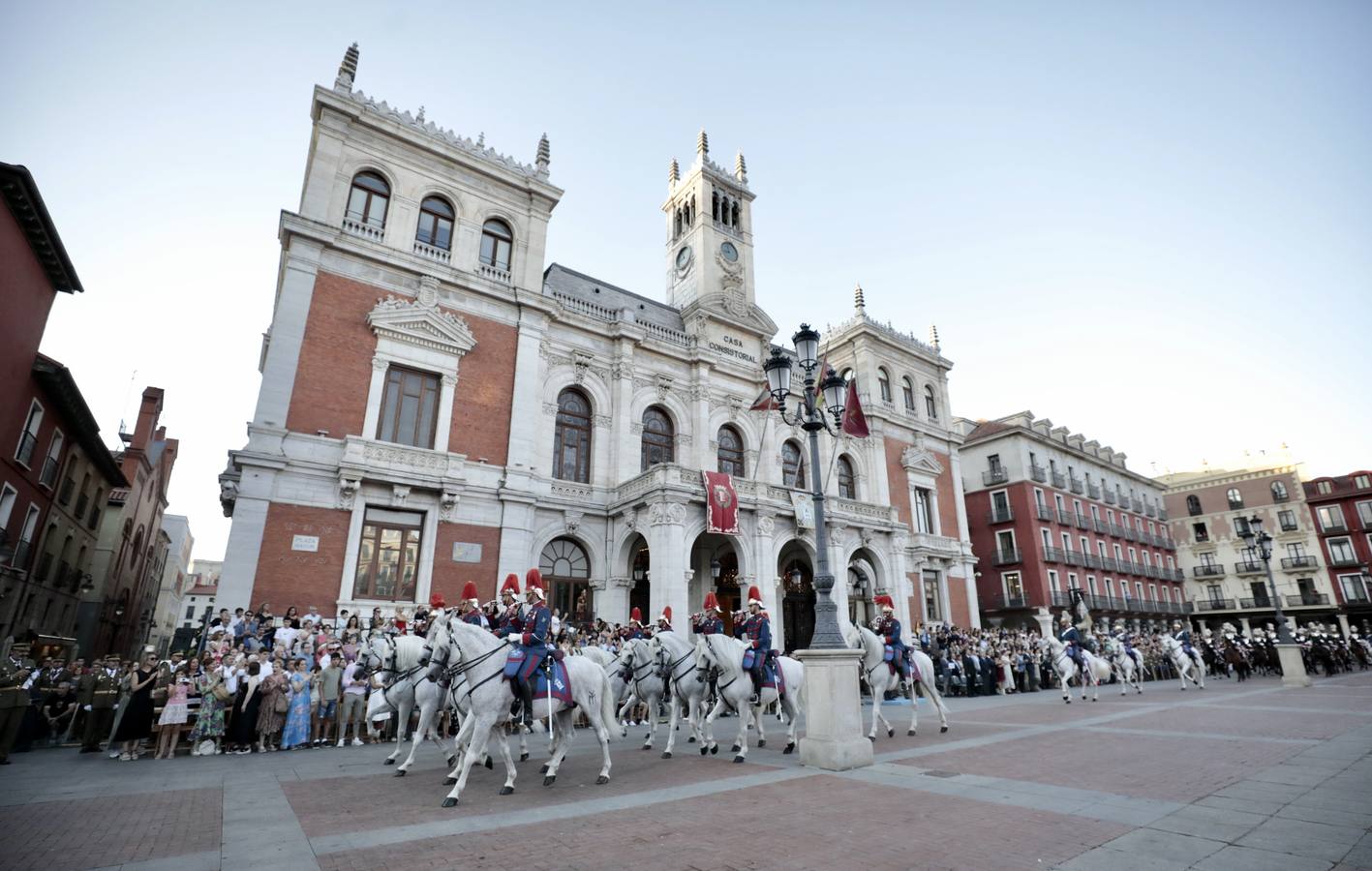 Fotos: Parada militar en honor a Santiago Apóstol en la Plaza Mayor de Valladolid