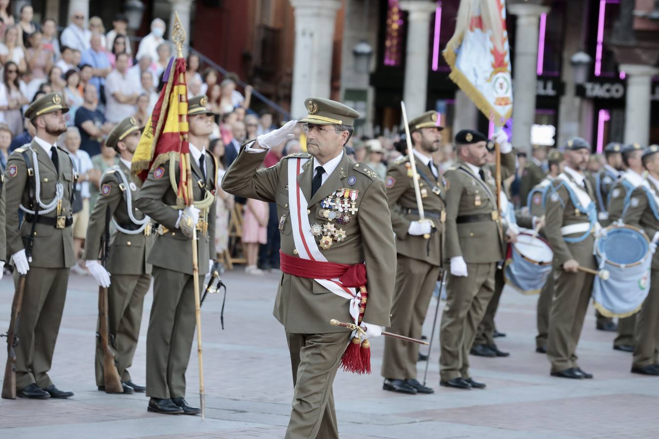 Fotos: Parada militar en honor a Santiago Apóstol en la Plaza Mayor de Valladolid