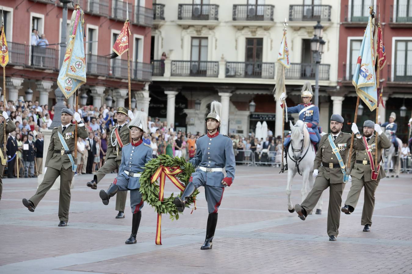 Fotos: Parada militar en honor a Santiago Apóstol en la Plaza Mayor de Valladolid