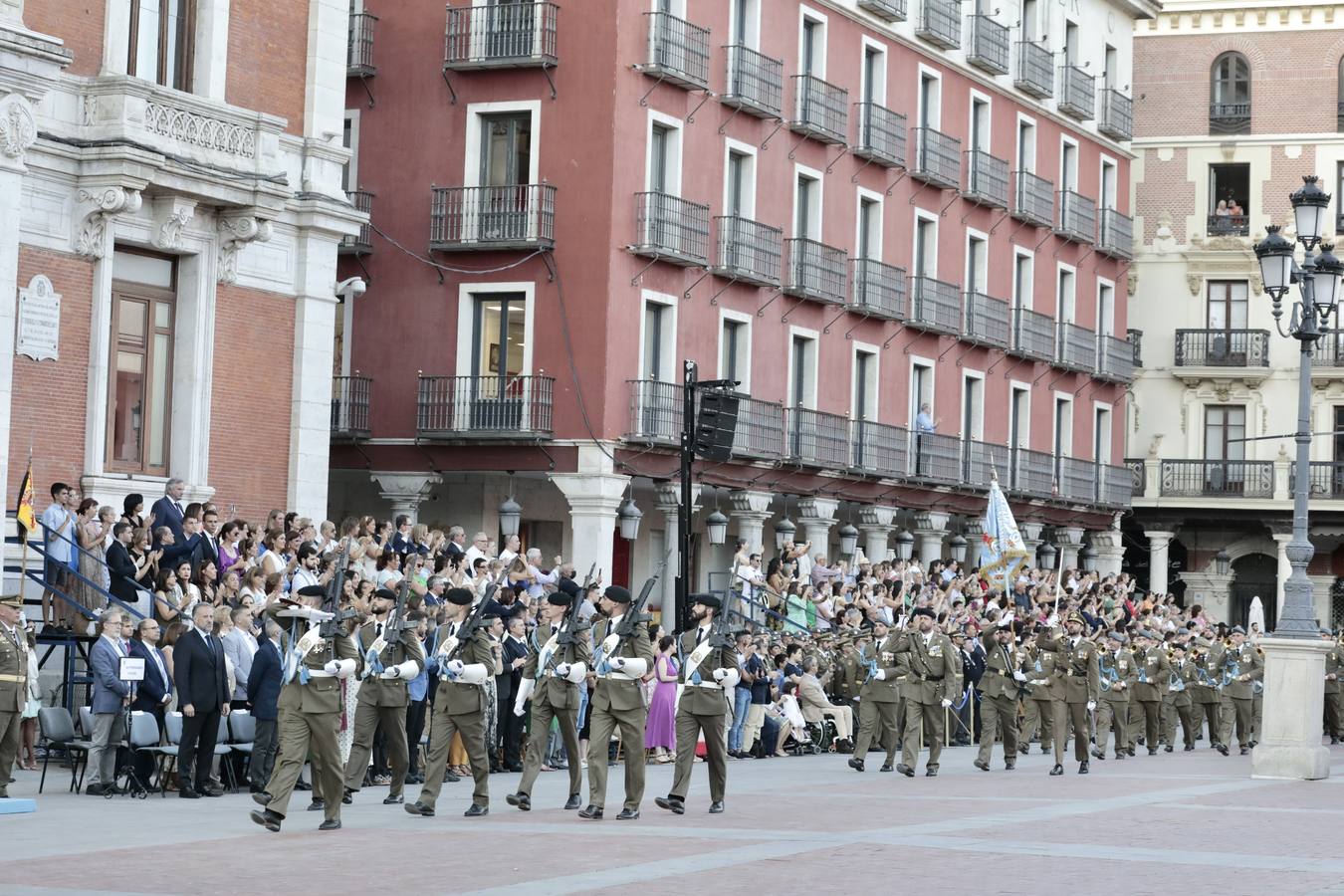 Fotos: Parada militar en honor a Santiago Apóstol en la Plaza Mayor de Valladolid