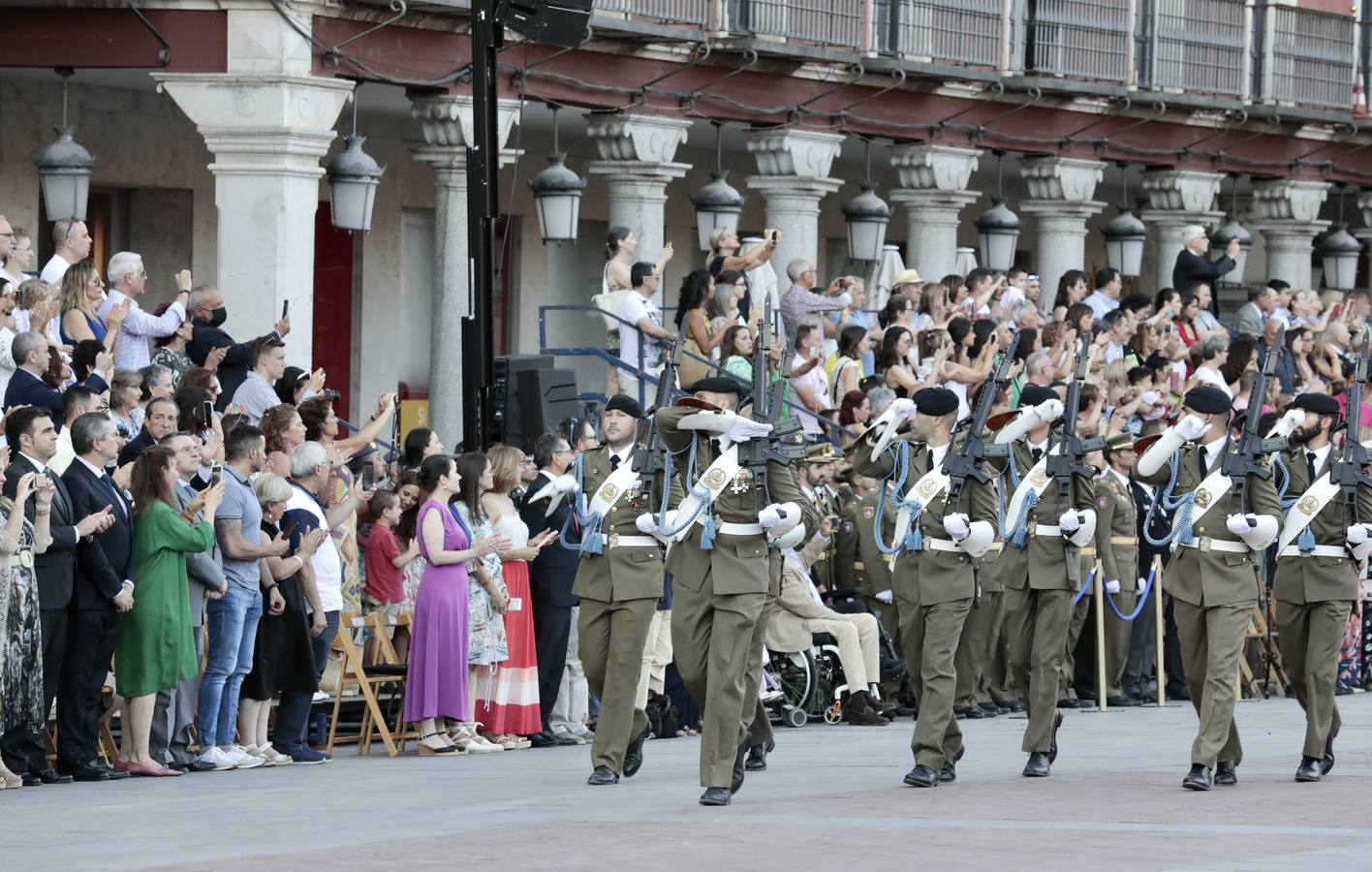 Fotos: Parada militar en honor a Santiago Apóstol en la Plaza Mayor de Valladolid